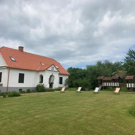 Bed & Breakfast Farkasdombi Panzio *